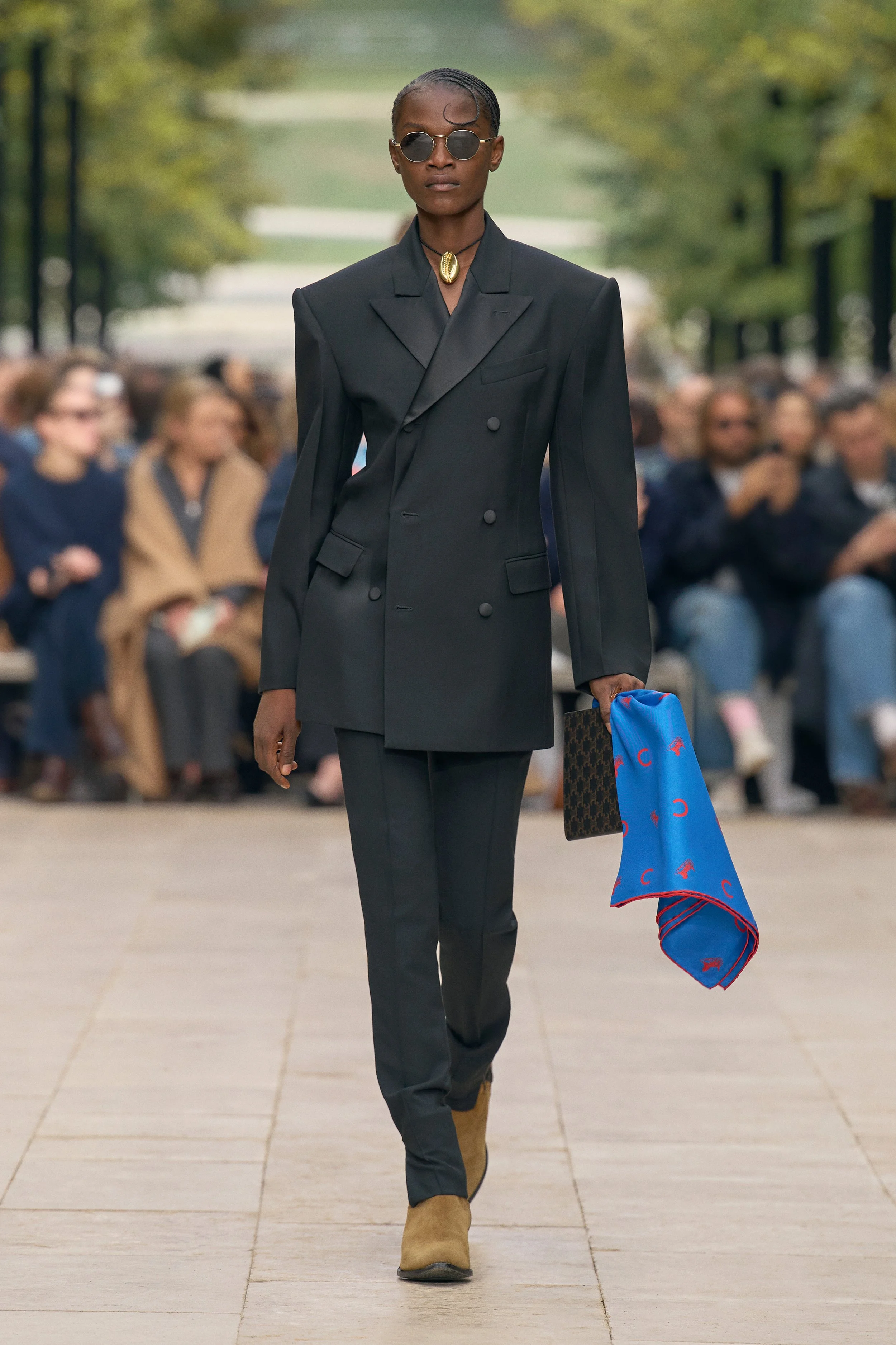 BURBERRYS' ヴィンテージスーツ ＆ CELINEネクタイコーデ CELINE SUMMER 2026 - SHOW REPORT - BEHIND THE BLINDS —